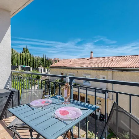 Climatisé Centre-ville - 2 Pers. - Fr-1-816-40 * Le Lavandou